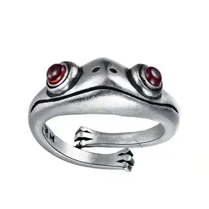 Vintage zilveren kikker ring met rode steen ogen, verstelbaar open band ontwerp.