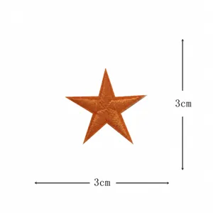 Vista dettagliata di una piccola toppa ricamata a stella arancione con misura 3cm.