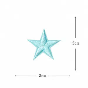Dettaglio dellatoppa ricamata con stella blu e dimensione 3cm per decorazione DIY.