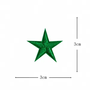 Vista dettagliata della patch stella ricamata verde da 3 cm, ideale per decorare e riparare vestiti.