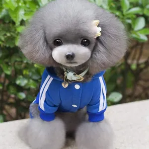 Vista dettagliata della felpa per cani con strisce bianche e design sportivo blu elegante.