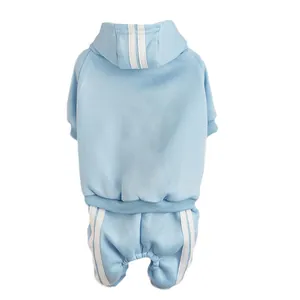 Dettaglio tuta con cappuccio per cani, abbigliamento sportivo azzurro chiaro con strisce.