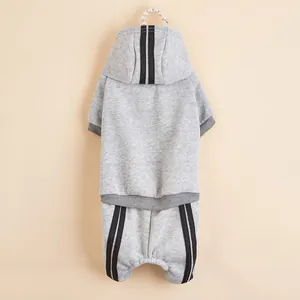 Simpatico set felpa con cappuccio e pantaloni della tuta grigi per animali domestici.