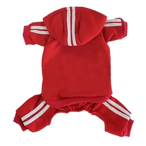 Tuta con cappuccio rossa per animali domestici con strisce bianche, abbigliamento elegante per cani.