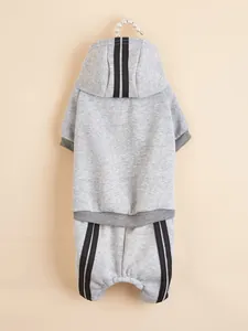 Felpa con cappuccio e pantaloni grigi per cani con strisce nere, dettaglio abbigliamento.