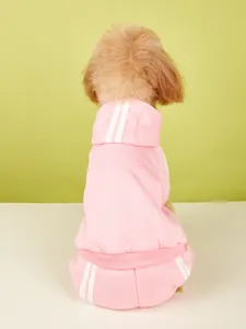 Tuta sportiva rosa per cani con cappuccio e strisce bianche per autunno e inverno.