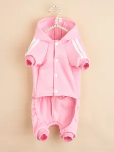 Felpa rosa per cani con strisce bianche e bottoni, comodo abbigliamento casual per la stagione fredda.
