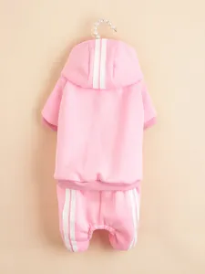 Set felpa e pantaloni della tuta per cani rosa con strisce bianche, abbigliamento casual.