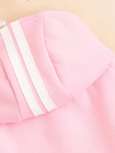 Dettaglio felpa con cappuccio rosa per animali, tessuto morbido a doppia striscia.