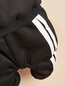 Primo piano dettagliato di abbigliamento sportivo per cani con strisce bianche.
