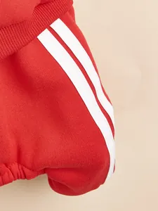 Dettaglio felpa con cappuccio per animali rossa con classiche strisce bianche.