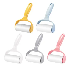 Rodillo quitapelusas para ropa con papel adhesivo arrancable en cinco colores vivos.