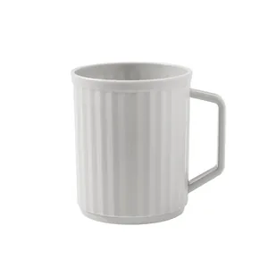 Minimalistischer weißer gerippter Zahnputzbecher mit ergonomischem Griff für das Bad