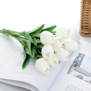 Bouquet de tulipes blanches artificielles pour décoration de maison et arrangement floral.