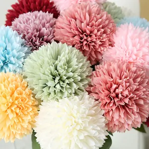 Detailansicht von bunten künstlichen Chrysanthemen Ball Blumen für die Heimdekoration.