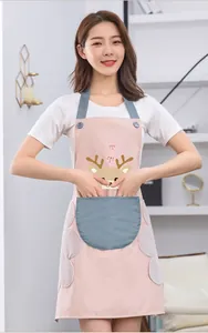 Détail du tablier de cuisine rose imperméable avec motif cerf et essuie-mains doux.