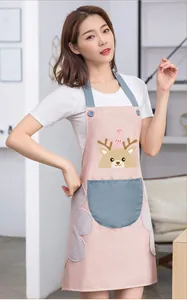 Vue détaillée d'un tablier de cuisine imperméable rose et gris avec un motif de cerf mignon