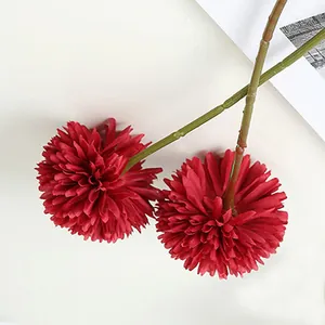 Nahaufnahme von künstlichen Pompon-Chrysanthemen mit grünen Stielen, lebendige rote Blumendeko.