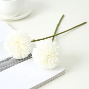 Weisse künstliche Pompon Chrysanthemen Blumen Stiele Detailaufnahme für schöne Dekoration.
