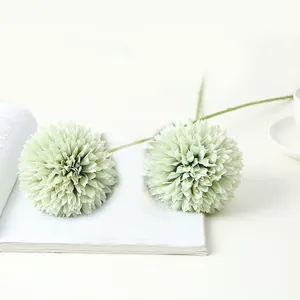 Nahaufnahme von künstlichen grünen Kugelblumen Stielen für die schöne Heimdekoration.