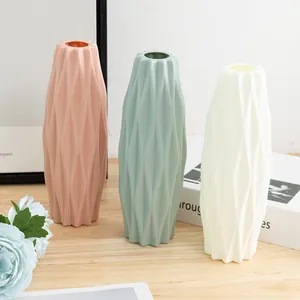 Ensemble de vases spirale géométriques en plastique, design nordique moderne et chic.