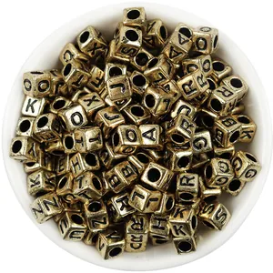 Gouden vierkante letterkraaltjes voor DIY sieraden maken, acryl kubus letter kraaltjes.
