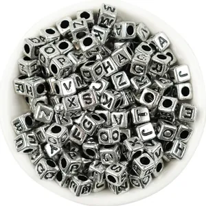 Zilveren vierkante letterkraaltjes voor DIY sieraden maken en hobby knutselprojecten.