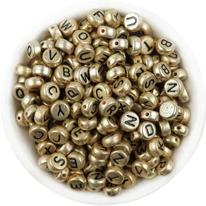 Gouden acryl letterkraaltjes, platte ronde alfabet kralen voor DIY sieraden maken en armbanden.