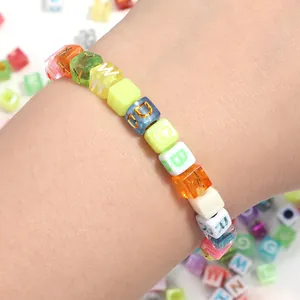 Bracelet de perles de lettres carrées en acrylique coloré pour fabrication de bijoux DIY.
