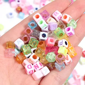 Perles alphabet carré en acrylique perles cube lettre colorées pour fabrication bijoux.