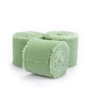 Grüne ausgefranste Chiffonband Rolle Detail, ideal für DIY Geschenkverpackung Basteln.