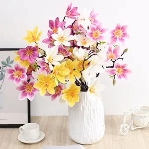Bouquet di fiori di magnolia artificiali con vaso in ceramica, decorazione floreale per soggiorno.