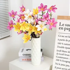 Bouquet di fiori di magnolia artificiali in vaso geometrico bianco per decorazione casa.