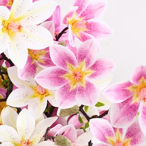 Primo piano di rami di fiori di magnolia artificiali con petali rosa e bianchi per decoro.