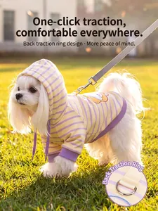 Detailansicht eines gestreiften Hunde-Hoodies mit Bärenmuster und hinterem D-Ring