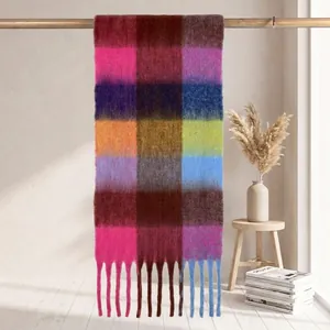 Sciarpa a quadri colorati in finto mohair con lunghe frange in un interno minimalista