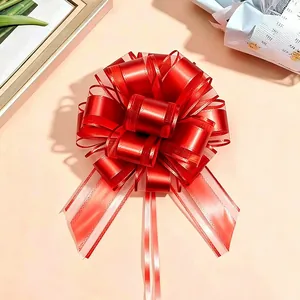 Nahaufnahme einer roten matten Metallic-Ziehschleife für elegante Weihnachtsgeschenke