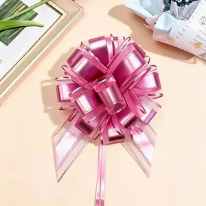 Detaillierte Nahaufnahme einer rosa Ziehschleife für eine elegante Geschenkverpackung
