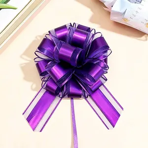 Detailansicht einer lila Geschenk-Ziehschleife für festliche Geschenkverpackungen