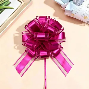 Nahaufnahme einer metallischen fuchsiafarbenen Ziehschleife für Geschenkverpackungen