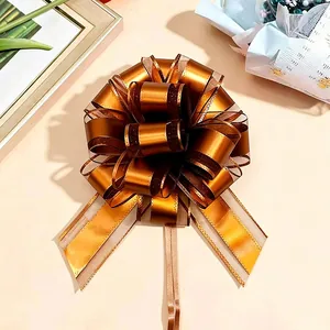 Detailansicht einer großen bronzefarbenen matten Metallscheife für Geschenke