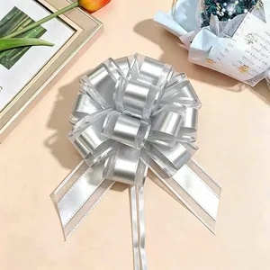 Silberne matte Metallic-Ziehschleife für elegante Geschenkverpackung und festliche Weihnachtsdeko