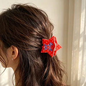 Dettaglio di un fermaglio per capelli a stella rossa per l'Independence Day
