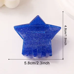 Vista dettagliata della pinza per capelli in acrilico blu glitterato a forma di stella