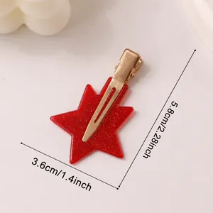 Primo piano di fermaglio per capelli a stella rossa glitterata con misure 5,8x3,6 cm