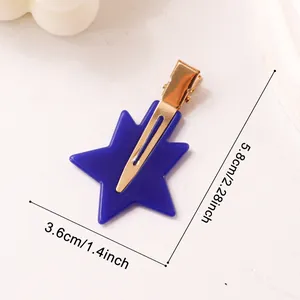 Vista dettagliata della molletta a stella in acrilico blu con misure 5,8 cm x 3,6 cm