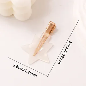 Primo piano di un fermaglio per capelli a stella in acrilico bianco con misure 5,8 cm x 3,6 cm.