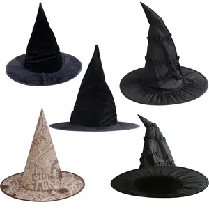 Sombreros de bruja de Halloween en terciopelo negro y mapa vintage para fiestas