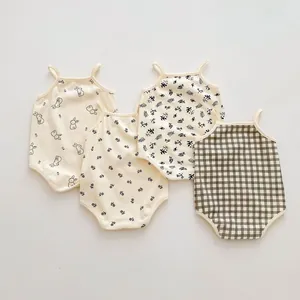 Dettagli di graziosi romper con bretelle per neonati con stampe floreali e estive.