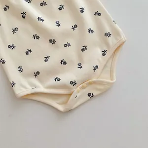 Bellissimo body neonato con stampa floreale estiva, cotone morbido, comodo per i piccoli.